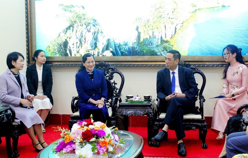芒街市市委常务副书记、人民议会主席阮文都与中国东兴市妇联代表团交谈。