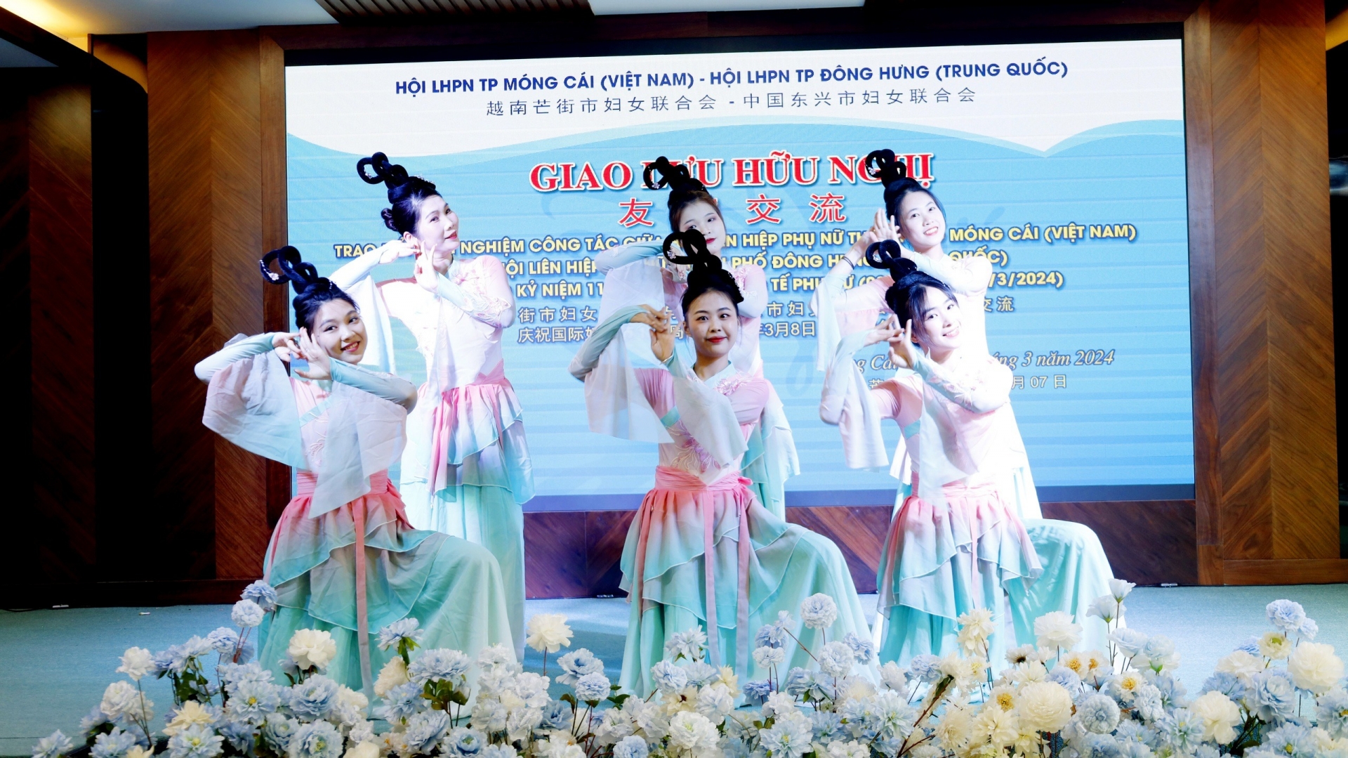 越南与中国妇女举行“深情厚谊”的友好交流活动