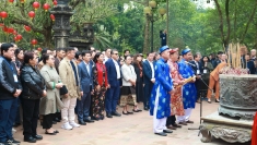 国际友人参加2024年友好春游活动并体验越南文化