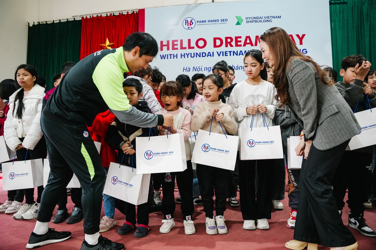 朴恒绪国际足球学院与越南现代造船公司配合，向处境困难的孩子们赠送50份礼物。