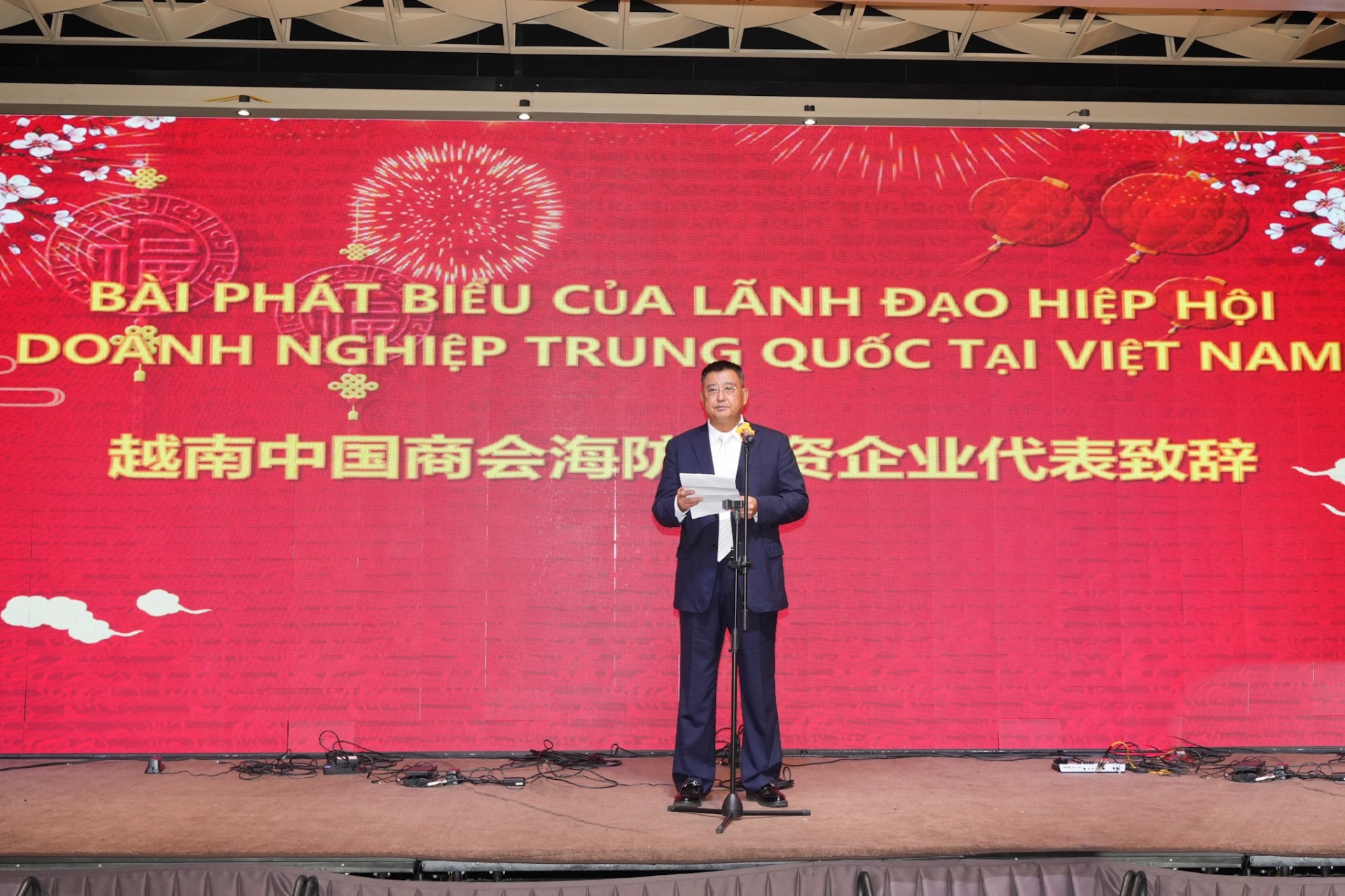 越南中国企业家协会下属的海防市中国企业家代表在活动上发言。