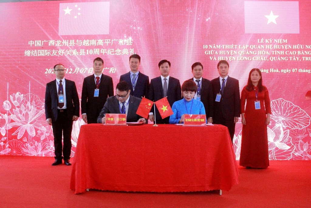 高平省驮隆（Tà Lùng）国际口岸与中国广西龙州县水口镇合作协议签署仪式全景。