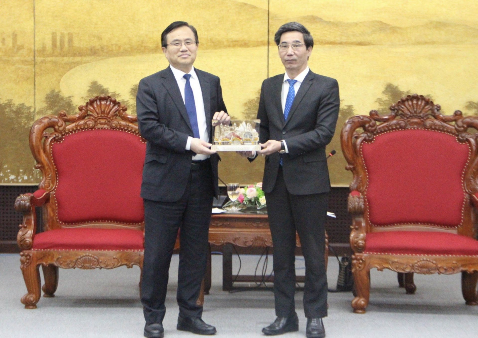 岘港市人民委员会副主席陈志强（右）与中国山东省副省长宋军继。