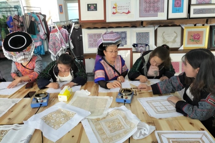 老街省和中国云南省的手工艺人之间举行织锦刺绣和蜡染亚麻布的交流活动。