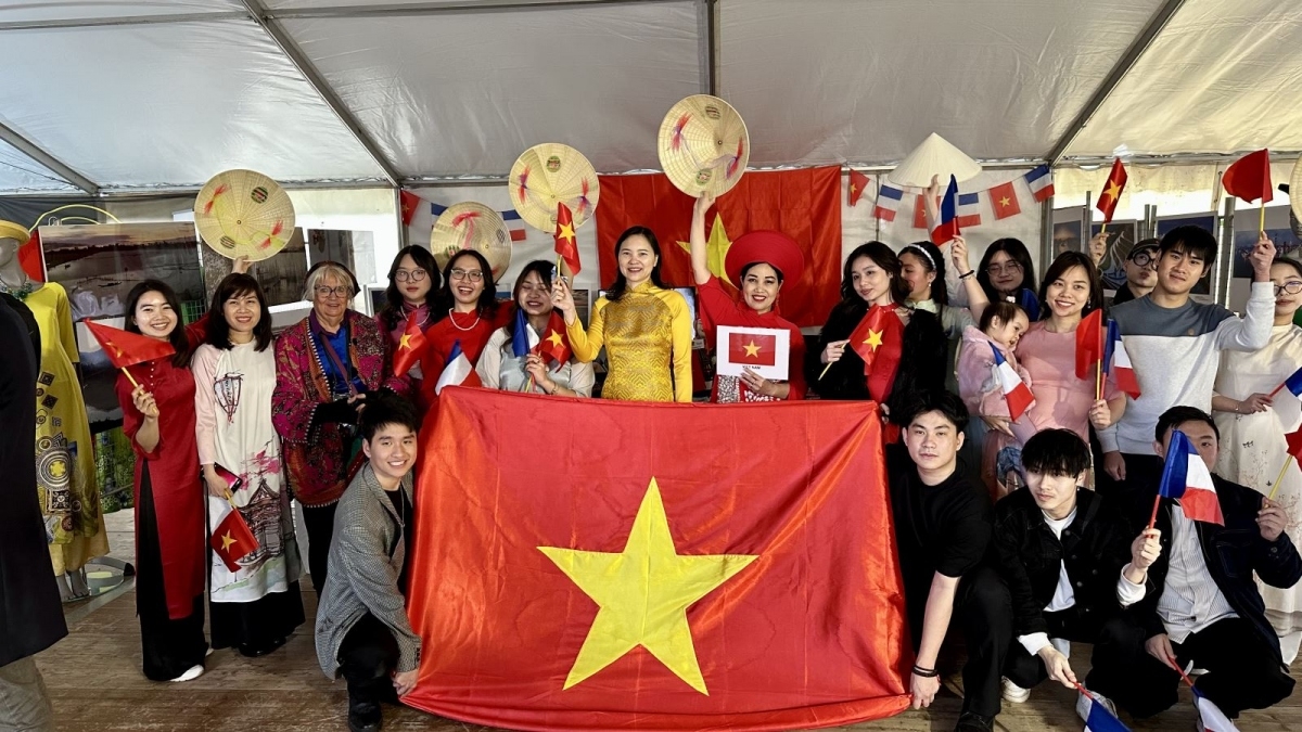 耶布尔斯市第五届法语周末节上的越南展位给参观者留下深刻的印象。