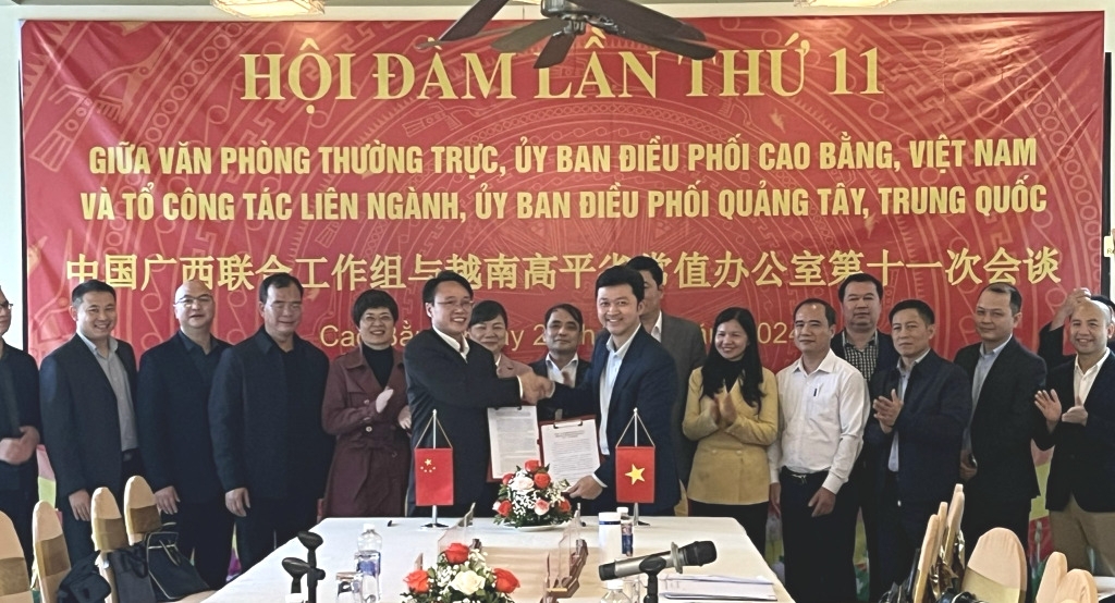越南高平省常值办公室与中国广西壮族自治区联合工作组代表就所商定内容签署了会谈纪要。