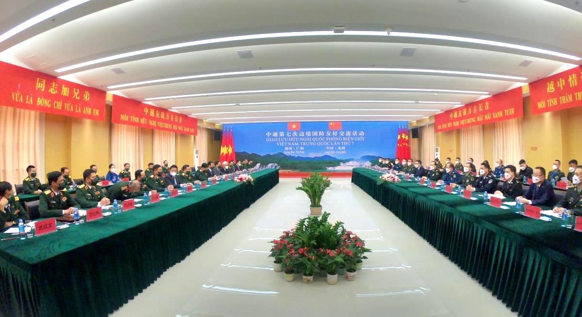 2022年4月，第七届越中边境国防友好交流活动框架内的越南国防部代表团与中国国防部代表团会谈场景。