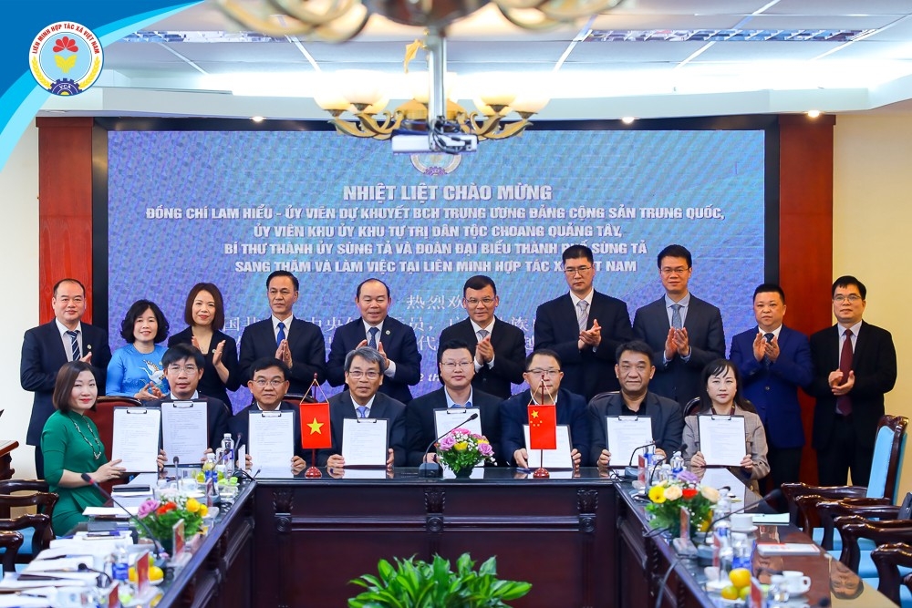 8家越中合作社和企业之间的合作协议签字仪式。（图：越南合作社联盟）