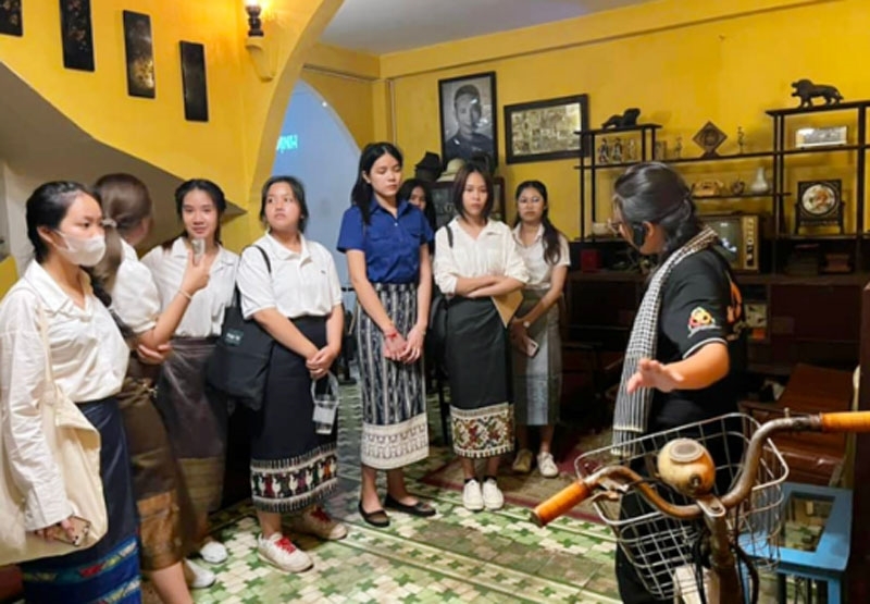 老挝和柬埔寨留学生参加“沿着历史足迹-西贡特工”活动。