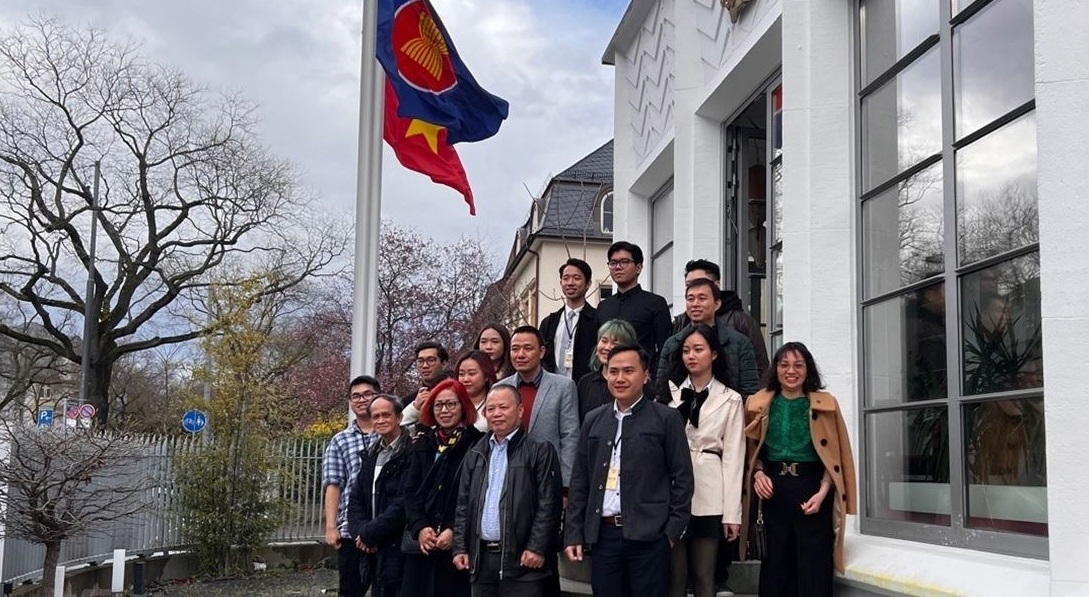 越德教育合作与在德越南留学生管理事务一等秘书潘光文（前排右二）与在德国和在法兰克福市越南大学生协会代表在越南驻德国总领事馆前合影。