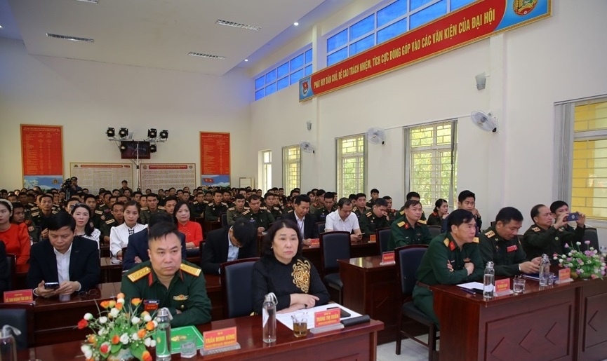 老挝人民军干部越南语培训班开班仪式场景。