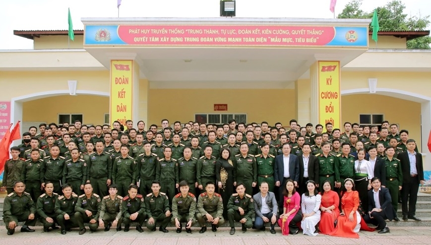 各位代表与120名老挝人民军干部合影留念。
