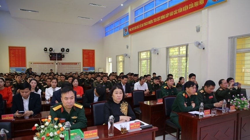 为老挝人民军干部开设越南语培训班