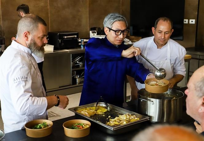 越南驻以色列大使李德忠与阿提里奥烹饪技工学校厨师共同做鸡肉河粉。