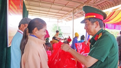 得农省军事指挥部为柬埔寨人民送上慰问品并进行免费义诊