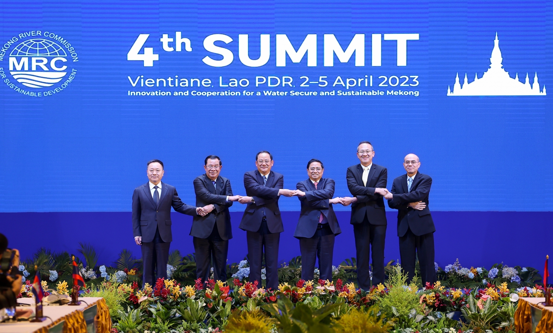 越南政府总理范明政与各位代表合影。