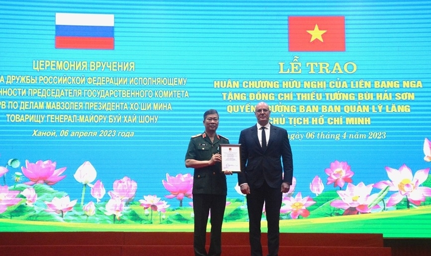 俄罗斯副总理德米特里·切尔尼申科向胡志明陵管理委员会代理主席颁发友谊勋章。