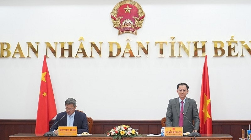 槟椥省人民委员会副主席阮明景在座谈会上发表讲话。