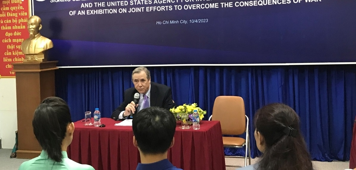 参议员杰夫·梅克利在仪式上发言。
