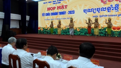 金瓯省举行高棉族同胞传统新年见面会