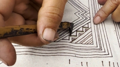 莱州省赫蒙族同胞独特的蜡染手工艺
