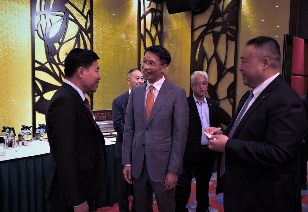 平福省省委书记阮孟强先生与香港（中国）投资者座谈。