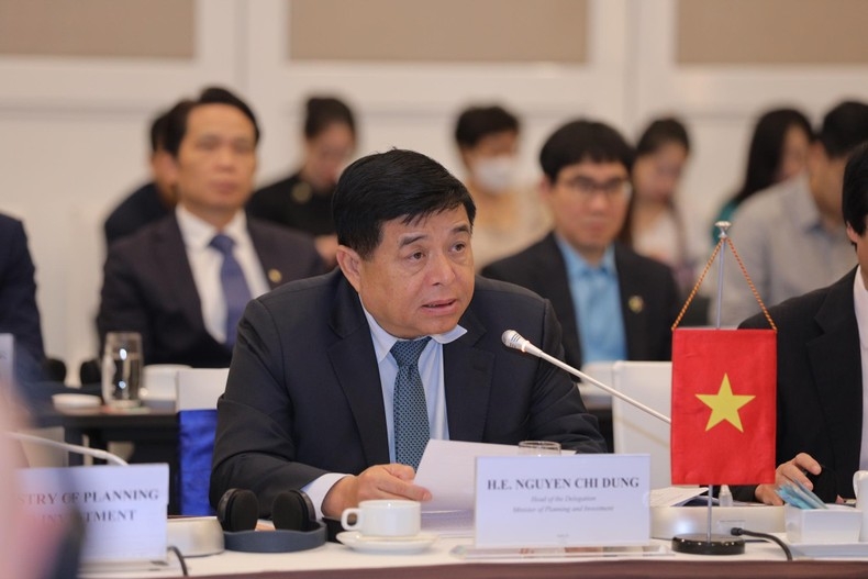 越南计划与投资部部长阮志勇在会上发表讲话。