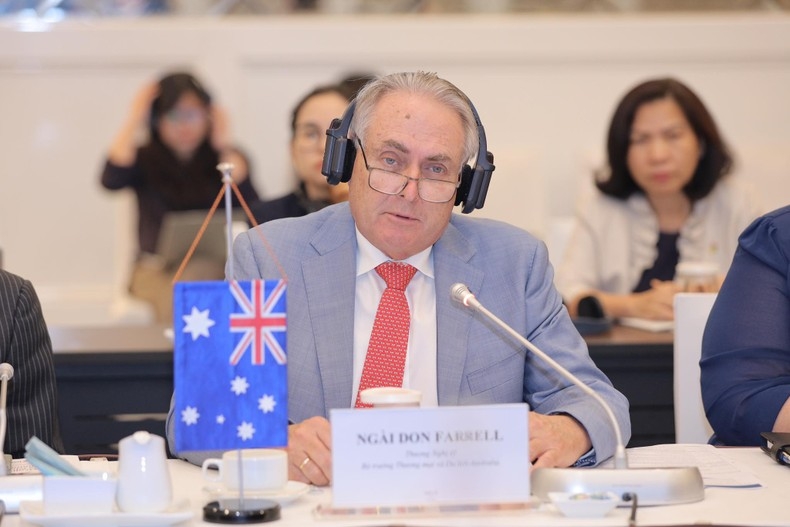 澳大利亚贸易与旅游部部长唐·法雷尔在会上发表讲话。