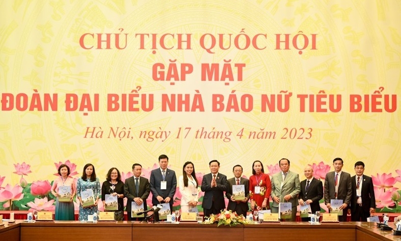 越南国会主席王廷惠向各位女记者赠送留念品。