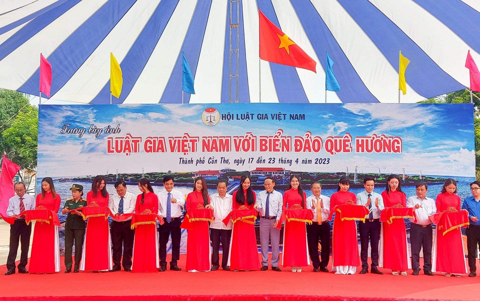 “越南律师与祖国岛屿”摄影周在芹苴市开幕。