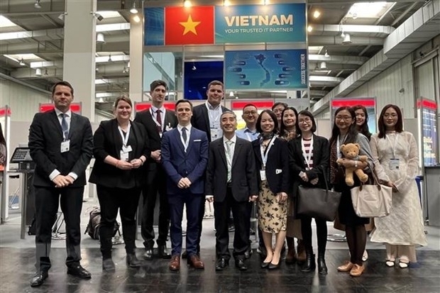 各家企业代表在越南展位前合影。