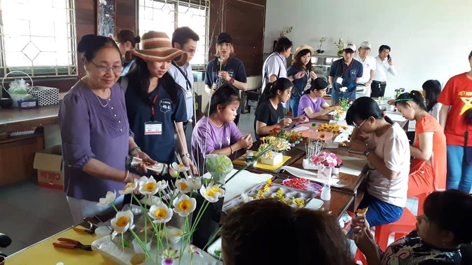 越南有关部门已按照2010年《越南残疾人》开展实施残疾人职业技能培训和就业支持政策，确保所有残疾人都获得援助。