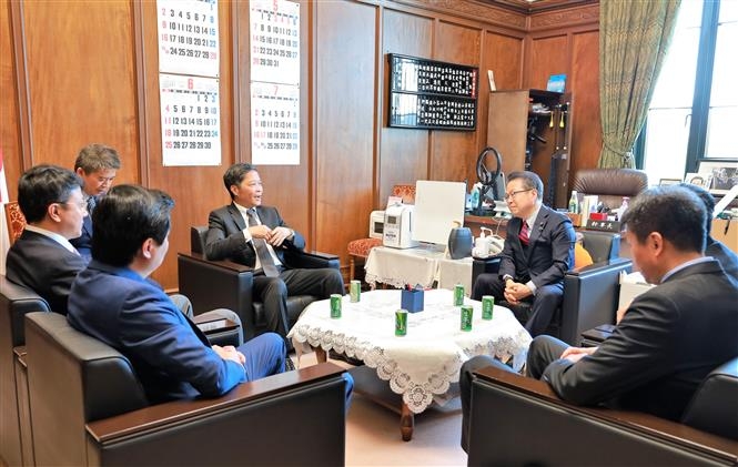 中央经济部部长陈俊英会见日本执政党自由民主党干事长茂木敏充。