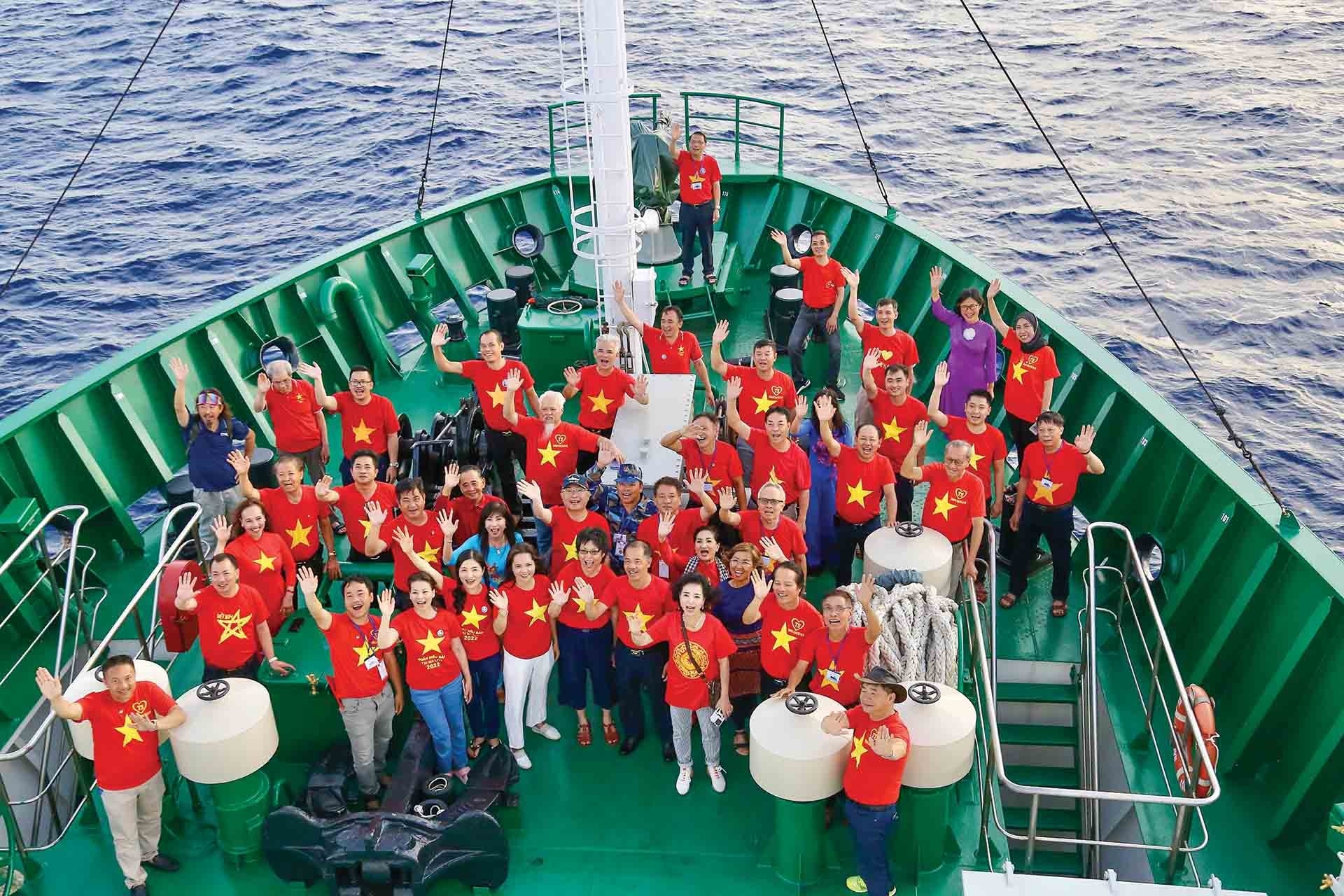 2022年5月，越南海外代表团在探访长沙群岛和DK1海上高脚屋之行在船上合影留念。