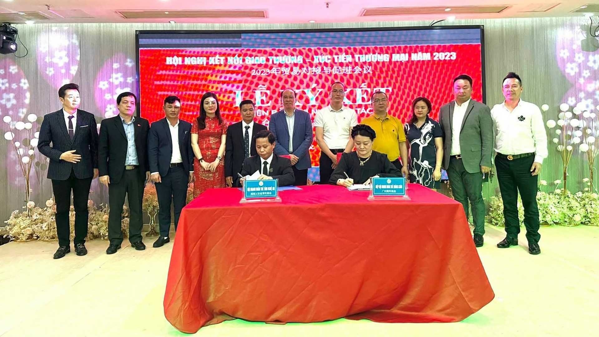 义安省青年企业家协会会长阮谭文与广州市青年企业家协会常务副会长鲍洪签署了谅解备忘录。