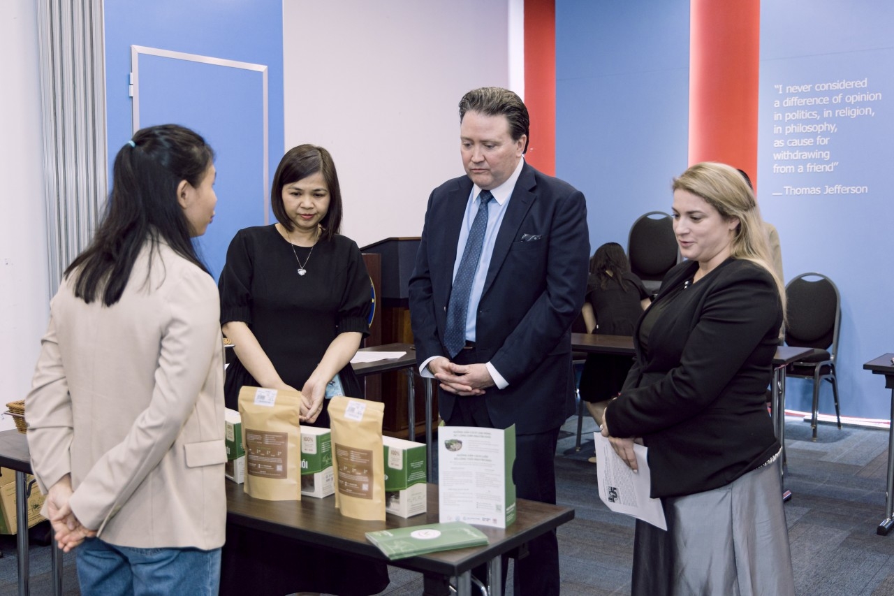 参赛队伍向美国驻越南大使马克·纳珀、美国驻越南使团代表（右二）介绍产品（图：玉英）。