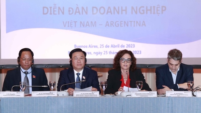 越南国会主席王廷惠出席越阿企业论坛。