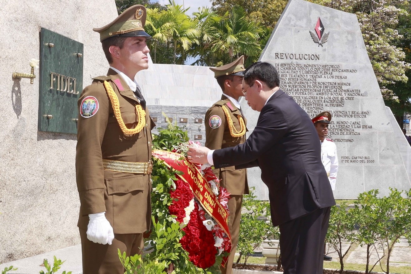 国会主席王廷惠和古巴全国人民政权代表大会（国民议会）主席埃斯特万·拉索·埃尔南德斯献花缅怀菲德尔·卡斯特罗领袖。