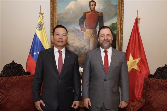 越南驻委内瑞拉大使武中美与委内瑞拉外交部长伊万·希利·平托（Yván Gil Pinto）。