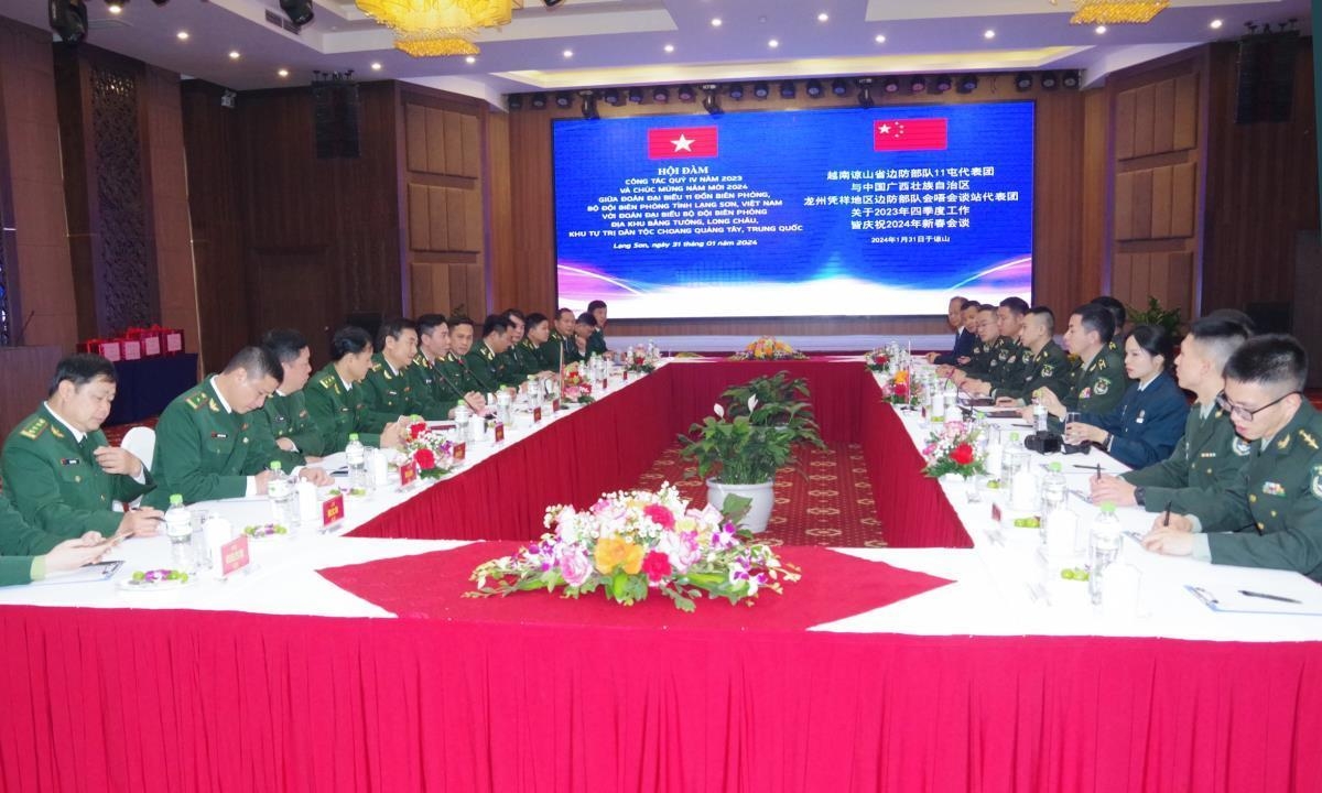 谅山边防部队11个边防屯代表团与中国广西壮族自治区凭祥市和龙州县会谈会晤站举行了会谈。