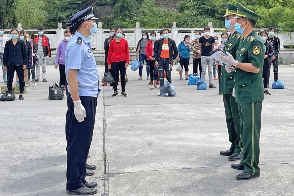 茶岭（Trà Lĩnh）国际口岸边防屯通过热线电话，及时掌握信息并配合组织接待中方遣返的越南公民。