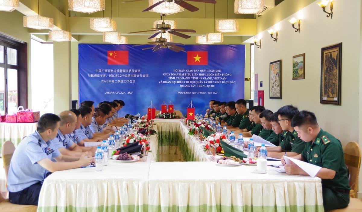 高平和河江边防部队下属的12个边防屯的联合代表团与中国广西百色边境管理支队代表团联合举行了会谈。