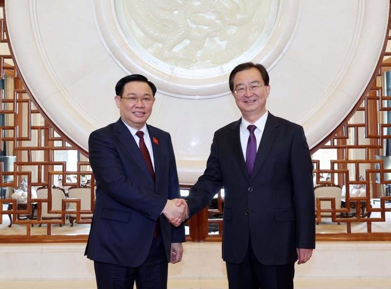 中共中央委员、云南省委书记、省人大常委会主任王宁迎接越南国会主席王廷惠。