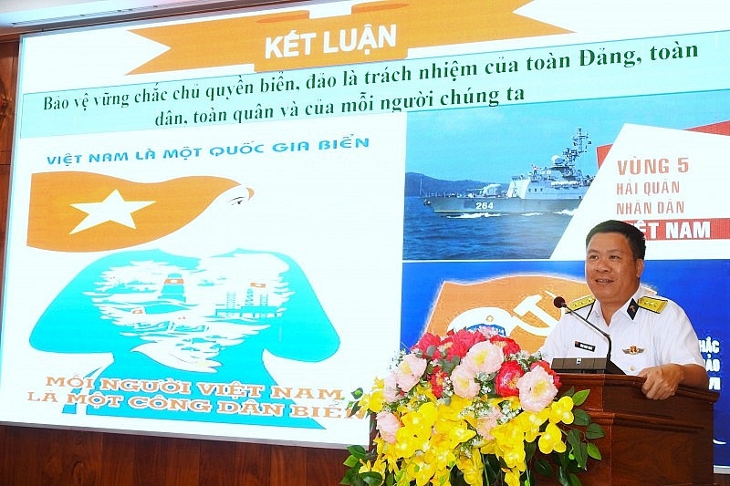 海军第五区政治副主任曾玉石上校向坚江省人民介绍了海岛情况。