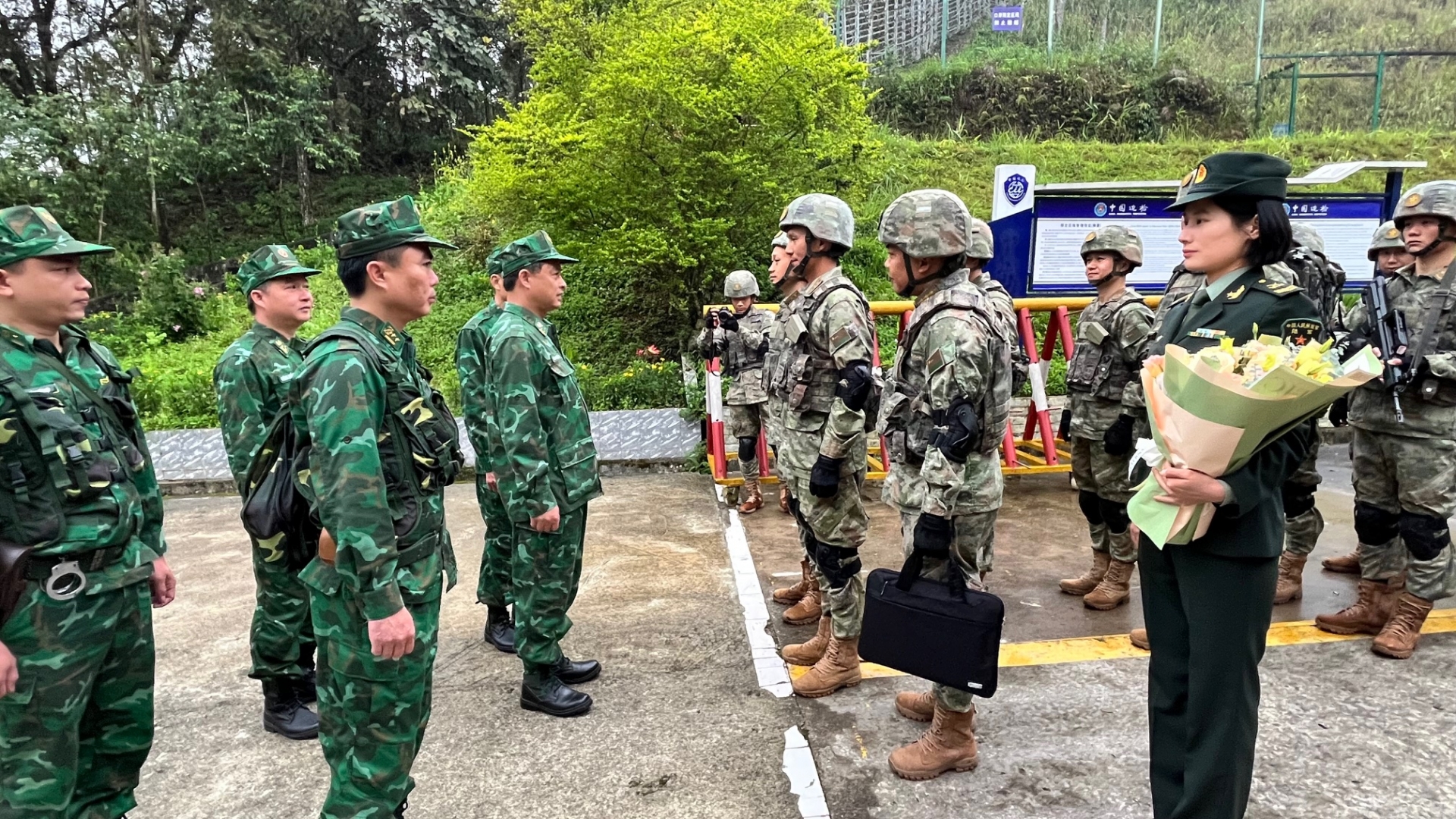 3月30日，老街边防部队指挥部与中国人民解放军蒙自市边防部队猛康口岸分界线举行2024年双边巡逻启动仪式。