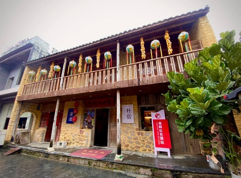 九洲古镇一座富有壮族文化建筑的酒店。