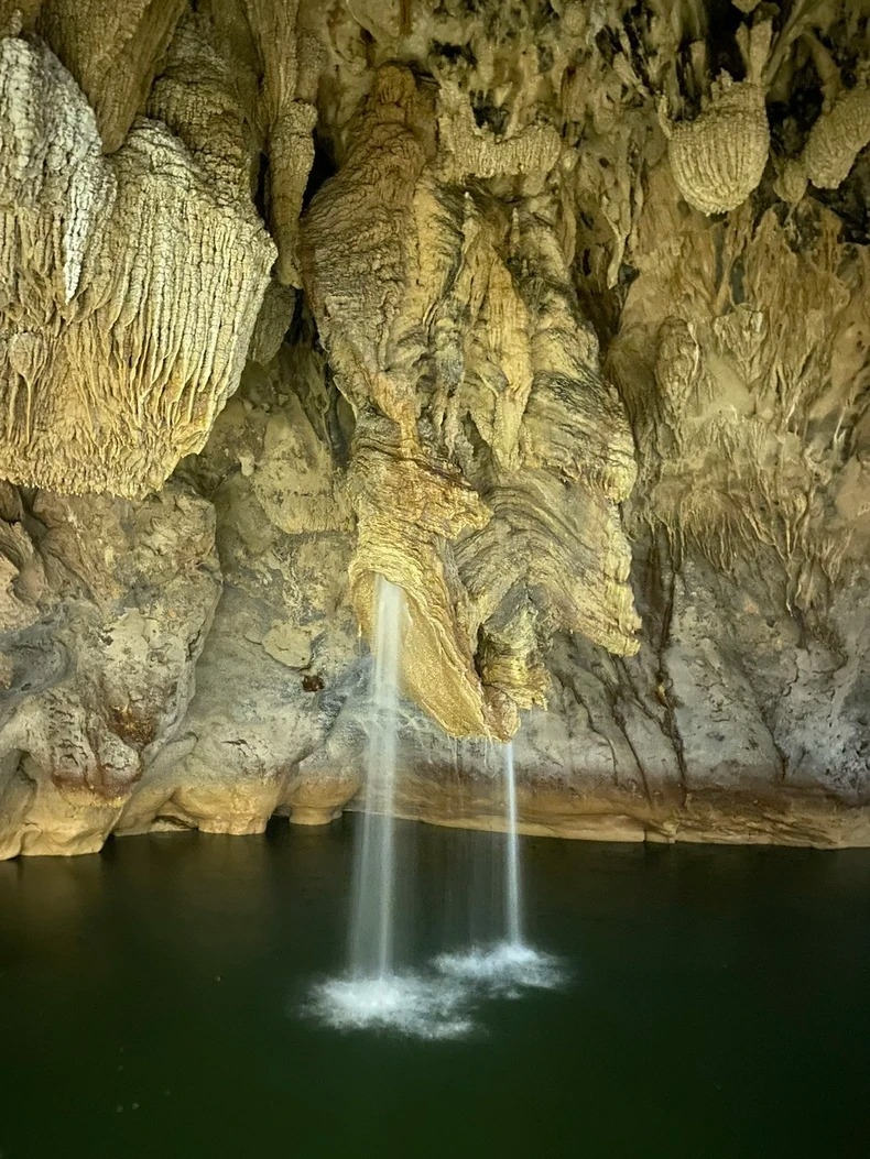 中国靖西古龙山洞中美丽的钟乳石。