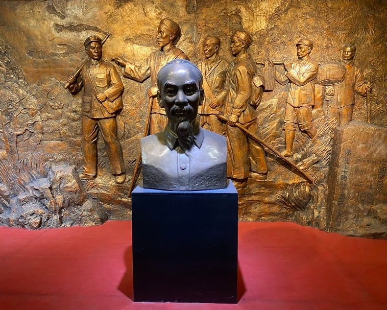 胡伯伯像庄严地安放在胡志明与壮族人民纪念馆——越南游客前往中国靖西不可错过的一个特殊目的地。