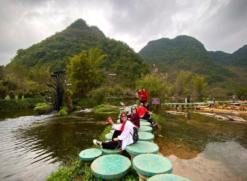 越南游客在鹅泉溪——靖西的美丽风景。