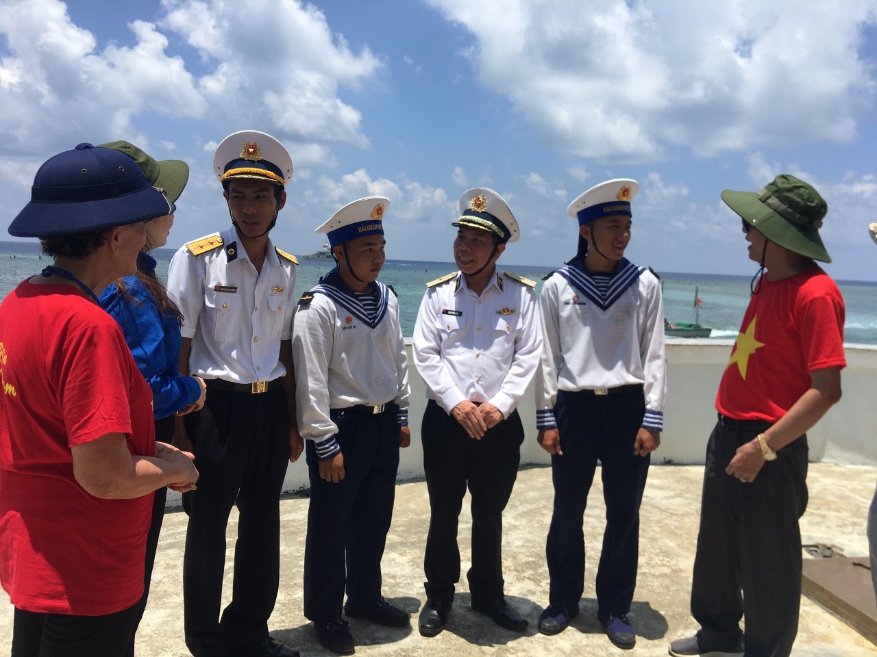 海军副参谋长范文雄海军少将和越侨看望慰问带刀礁上的干部战士。